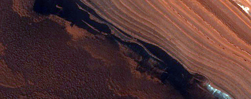 Escarpa íngreme na borda de depósitos em camadas na região do Polo Norte