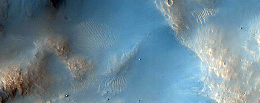 Declives acentuados de uma cratera de impacto
