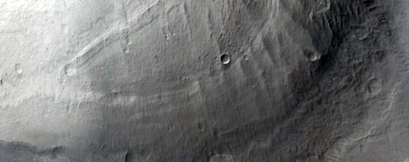 Liten stenflik på kratergolv i norra delen av Arabia Terra
