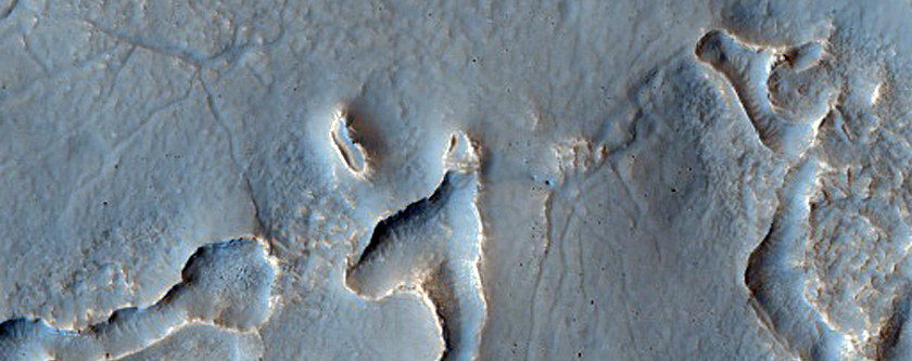 Esquerdes petites i estretes a la superfície de Deuteronilus Mensae