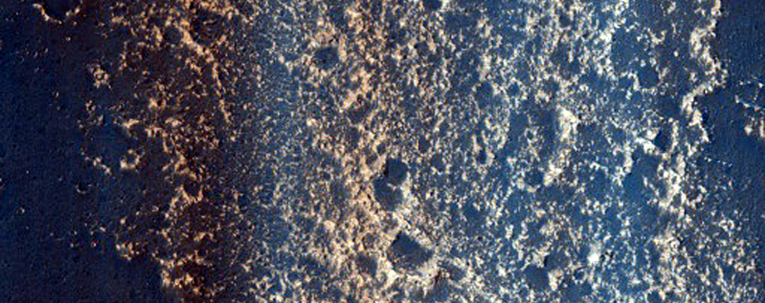 Schmale geologische Merkmale in einem Seitenarm von Granicus Valles