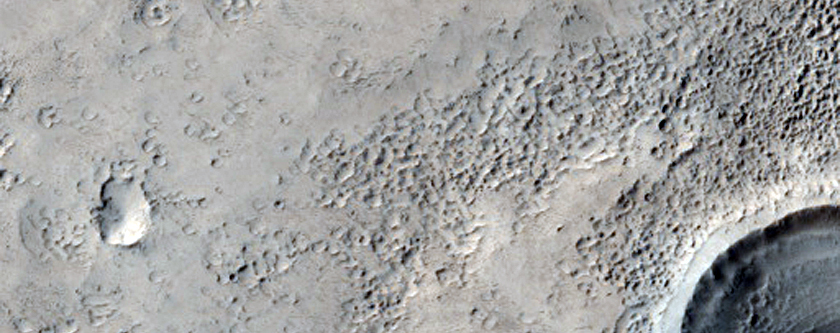 Csatornák egy becsapódási kráter közelében az Arabia Terra területén