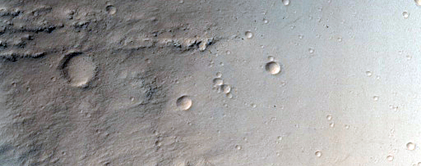 Folyási mintázat egy kráter peremén és falán