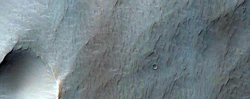 Кратер с впадиной и изогнутыми гребнями внутри кратера Newcomb