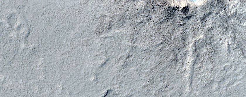 מכתש-פגיעה עם פליטות רדיאליות במישור אליזיום פלניציה (Elysium Planitia)