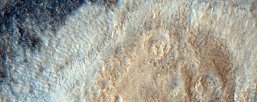 שרשרת של גבעות במישור אצידאליה פלניציה (Acidalia Planitia)