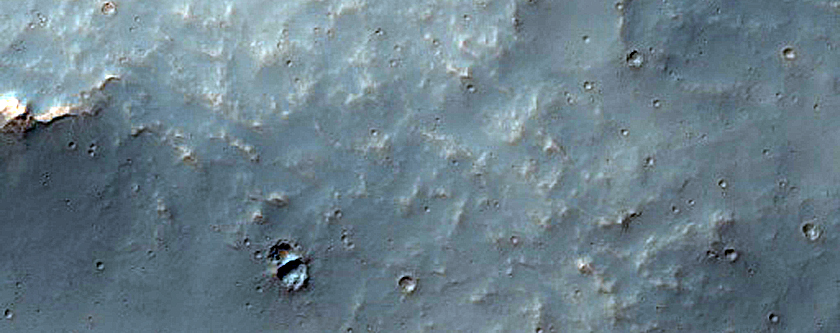 Кратер к югу от каньона Melas Chasma