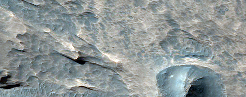 Круглая формация и небольшие холмы на дне каньона Melas Chasma