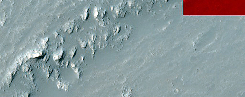 זורם מתעלה שחותכת את שפת המכתש ברמת דדאליה פלאנום (Daedalia Planum)