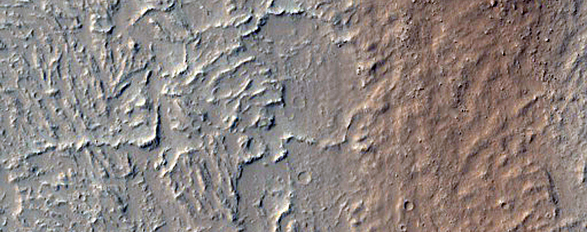 Кратер с песком на равнине Amazonis Planitia