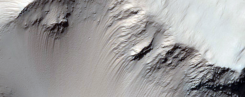 Small Crater on Gale Crater Rim
