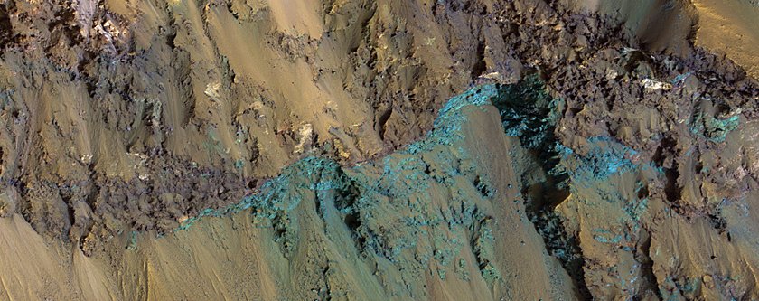 Bodemgesteente aan het oppervlak in de rand van de Hale krater