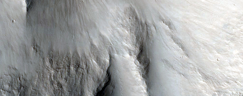 West Rim of Crater East of Isidis Planitia
