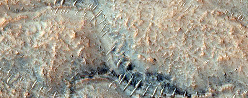 وديان صغيرة علي الهضاب في المنطقة الجنوبية المريخيةٰ