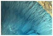 מכתש וסימונים ארוכים על המישור קרייזי פלניטיה (Chryse Planitia)