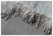 Doorlopende observatie van hellingen in Juventae Chasma