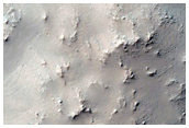 Medii colles in ictu facto cratere