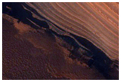 Scarpata ripida sul bordo di depositi stratificati nella regione del Polo Nord