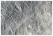 Un cratere da impatto consumato in Utopia Planitia