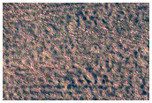 Szezonális fagyok jelei egy becsapódási kráter belsejében