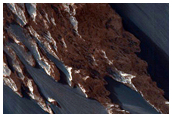 Όμορφα πετρώματα του πυθμένα και σκοτεινόχρωμη άμμος κατά μήκος της Τράπεζας της Ήβης (Hebes Mensa)