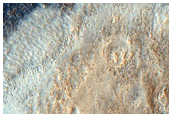 Rhes o Dwmpathau yn Acidalia Planitia