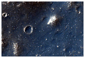 חומר מצולק ליד שפת מכתש שרונוב (Sharonov)  בעמקי קאסי ואלס (Kasei Valles)