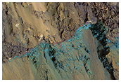 Bodemgesteente aan het oppervlak in de rand van de Hale krater