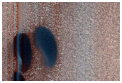 Furrows and Dunes in Hyperborei Cavi
