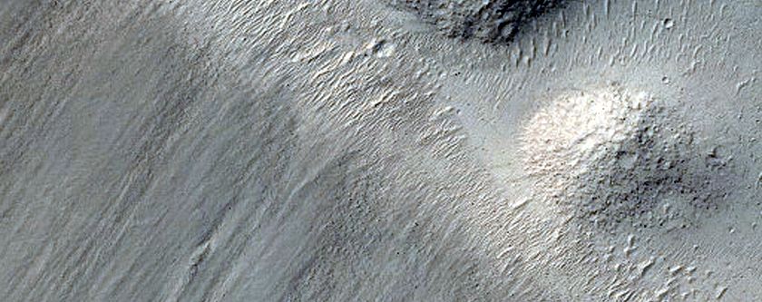 Layers in De Vaucouleurs Crater