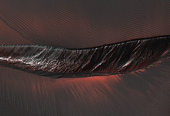 Eine riesige Rinne in den Dünen des Kaiser-Kraters