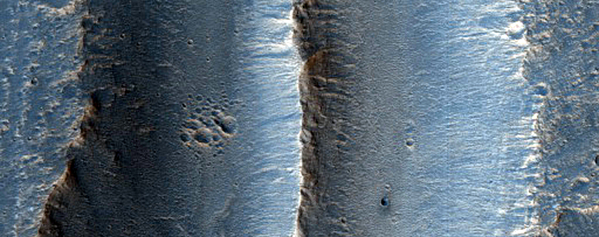 Scarp in East Candor Chasma