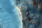 Marge d’un cràter amb estrats a prop de Mawrth Vallis
