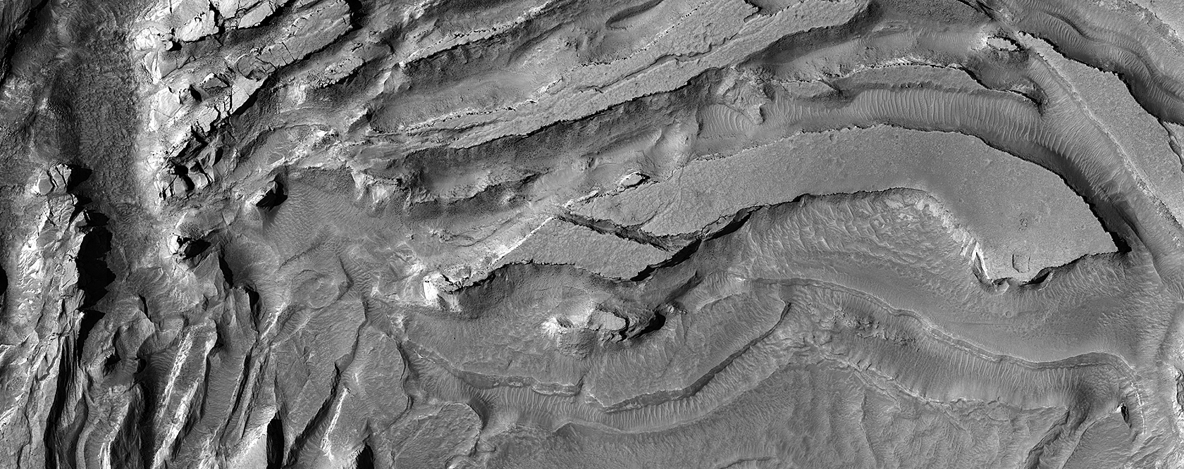 Una misteriosa y fracturada depresión en Marte