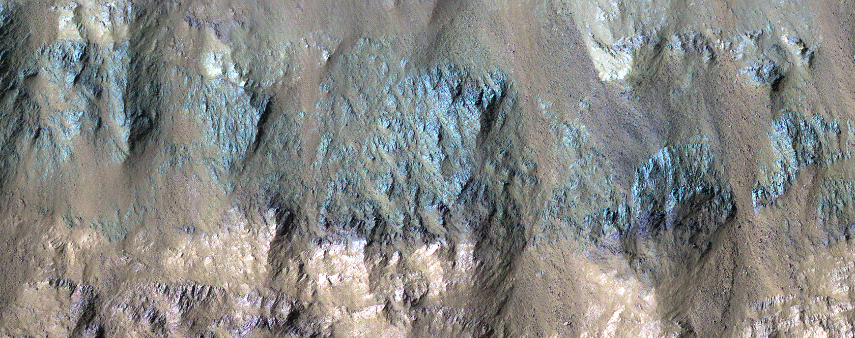 Tipos de roca variados en un cráter de Eos Chasma