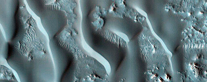 Dunes in Crater near Nilosyrtis Mensae