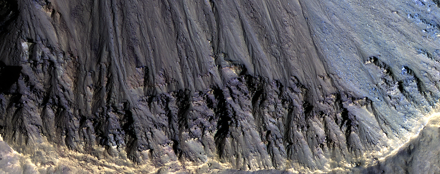 Rocas coloridas aflorando en un cráter de impacto reciente