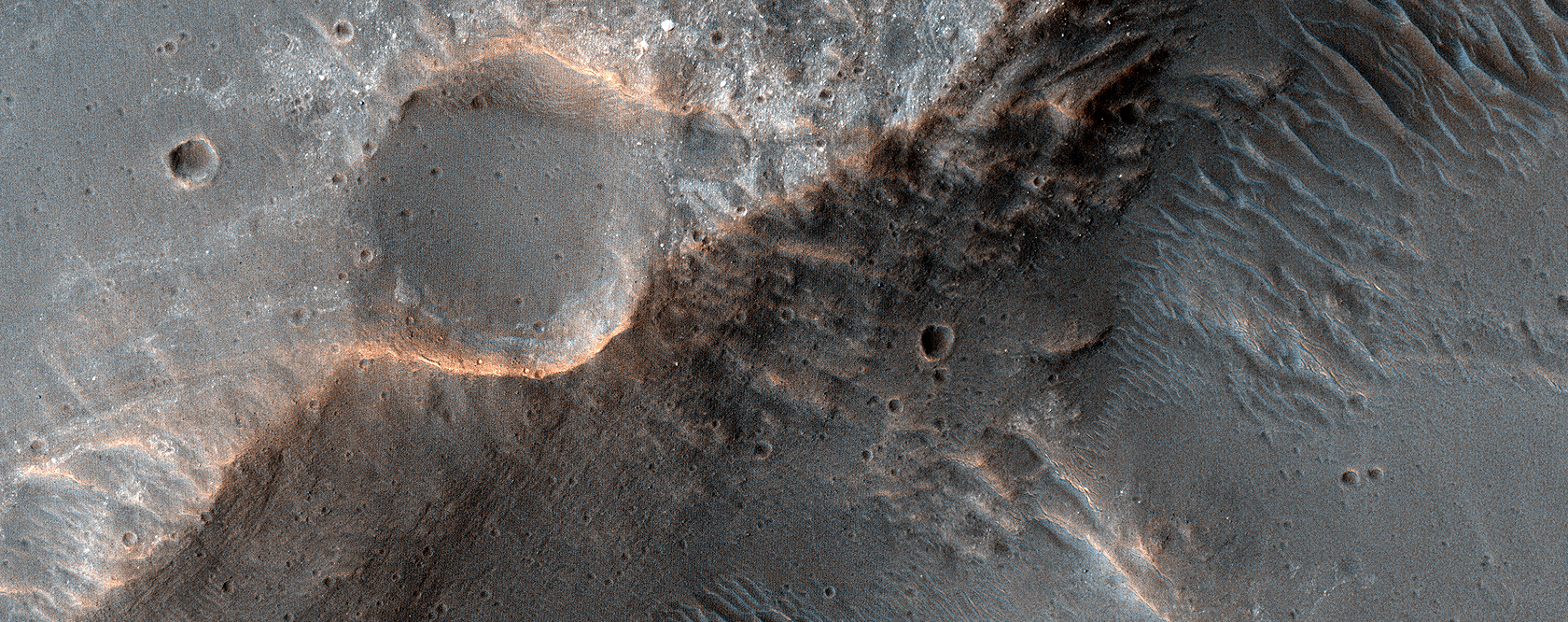 Kanäle nördlich des Savich-Kraters