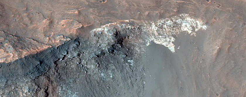סלע חשוף בגוון-בהיר ב-Coprates Chasma