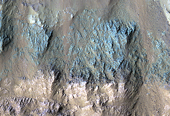 Unterschiedliche Gesteinsarten in einem Krater in Eos Chasma 