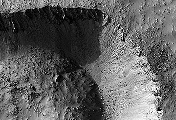 Un cráter de impacto reciente con una forma extraña