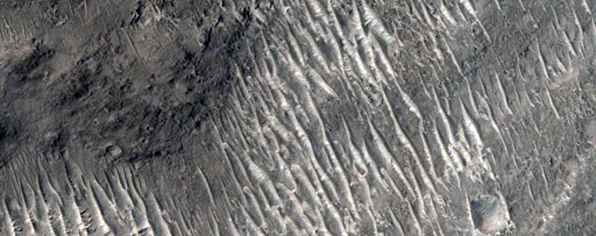 Convergent Ridges in Valley North of Gale Crater