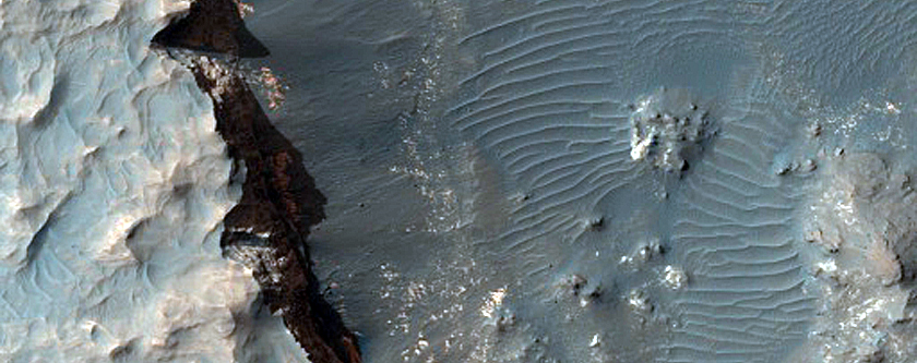 Light-Toned Outcrops in Aureum Chaos