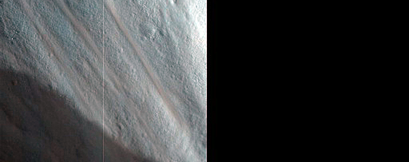 Possible Mafic Minerals Exposed by Crater in Chryse Planitia