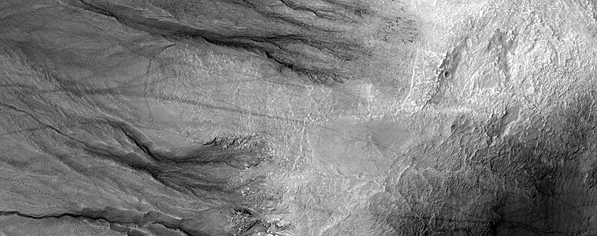 Gullies to West of Dese Crater in Eastern Argyre Planitia