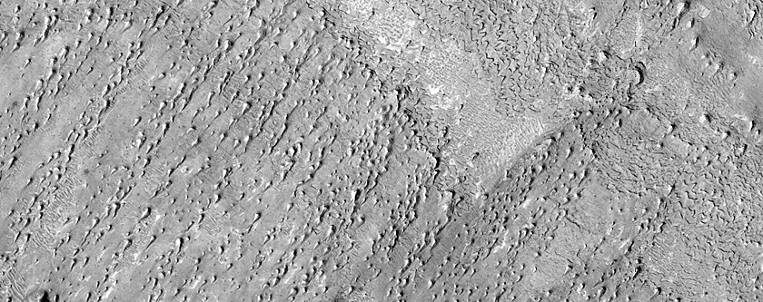 Equatorial Layered Deposits and Cyclic Depositional Pattern
