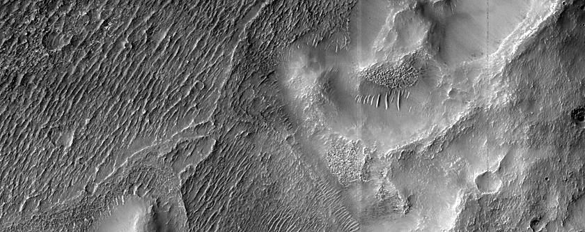 Crater in Terra Sirenum