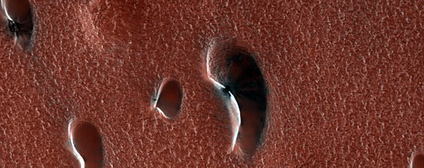 Furrows and Dunes in Hyperborei Cavi