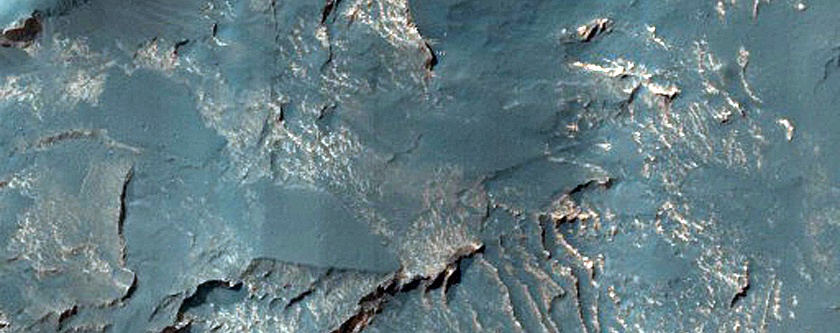 Light-Toned Exposures in Capri Chasma