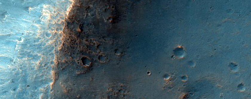 Crater Wall Exposure between Mawrth Vallis and Oxia Planum
